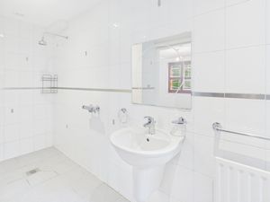 Ensuite- click for photo gallery